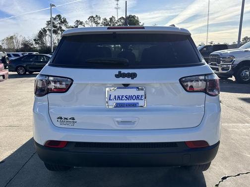 Bright White Clearcoat 2026 Jeep Compass Latitude