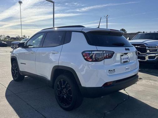 Bright White Clearcoat 2026 Jeep Compass Latitude