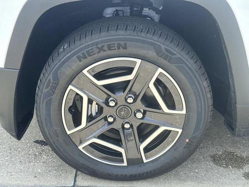 Bright White Clearcoat 2026 Jeep Cherokee Laredo