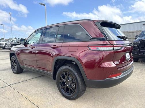 Velvet Red Pearlcoat 2026 Jeep Grand Cherokee Laredo