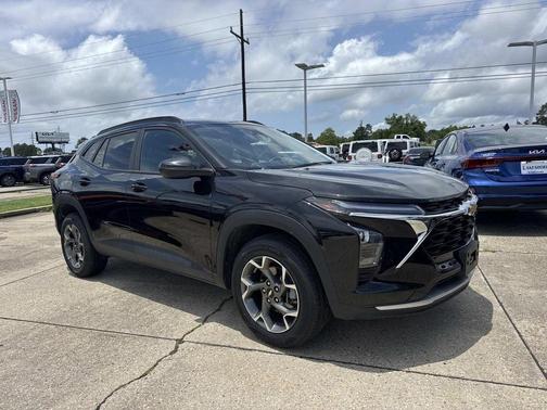 Mosaic Black Metallic 2025 Chevrolet Trax LT