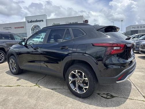 Mosaic Black Metallic 2025 Chevrolet Trax LT