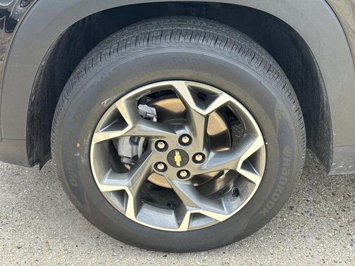 Mosaic Black Metallic 2025 Chevrolet Trax LT