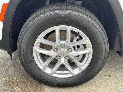 Bright White Clearcoat 2026 Jeep Grand Cherokee Laredo