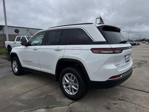 Bright White Clearcoat 2026 Jeep Grand Cherokee Laredo