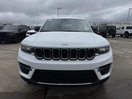 Bright White Clearcoat 2026 Jeep Grand Cherokee Laredo