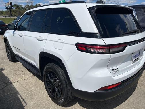 Bright White Clearcoat 2024 Jeep Grand Cherokee Laredo