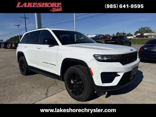 Bright White Clearcoat 2024 Jeep Grand Cherokee Laredo