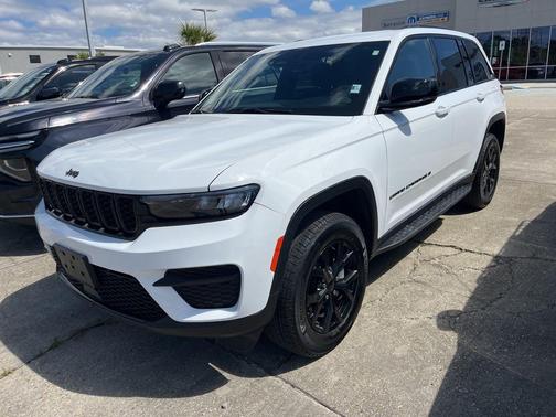 Bright White Clearcoat 2024 Jeep Grand Cherokee Laredo