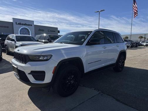 Bright White Clearcoat 2024 Jeep Grand Cherokee Laredo