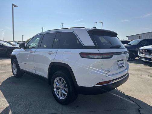 Bright White Clearcoat 2025 Jeep Grand Cherokee Laredo