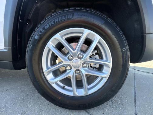 Bright White Clearcoat 2025 Jeep Grand Cherokee Laredo