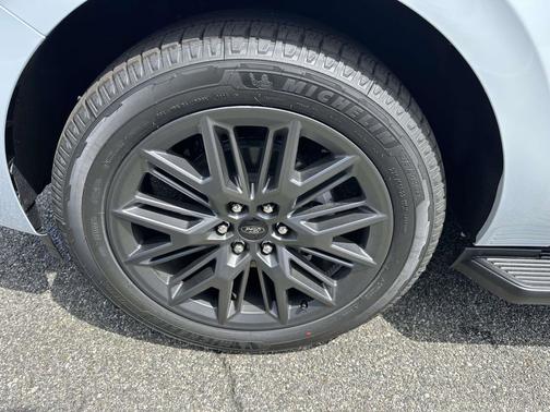 Space Silver Metallic 2026 Ford Expedition Max Platinum