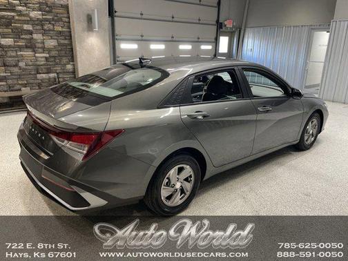 2025 Hyundai ELANTRA SE