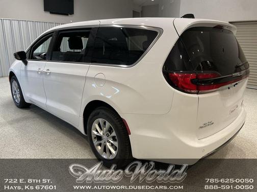 Bright White Clearcoat 2026 Chrysler Pacifica Limited