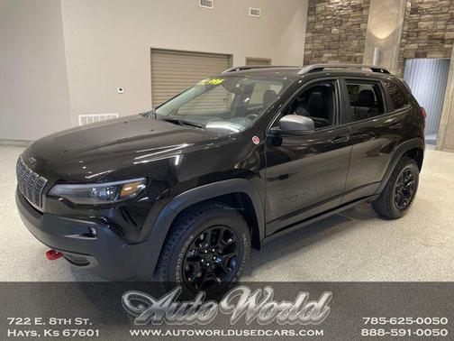 Diamond Black Crystal Pearlcoat 2019 Jeep Cherokee Trailhawk