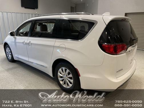Bright White Clearcoat 2018 Chrysler Pacifica Touring-L