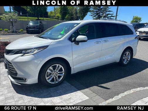 Wind Chill Pearl 2024 Toyota Sienna Limited