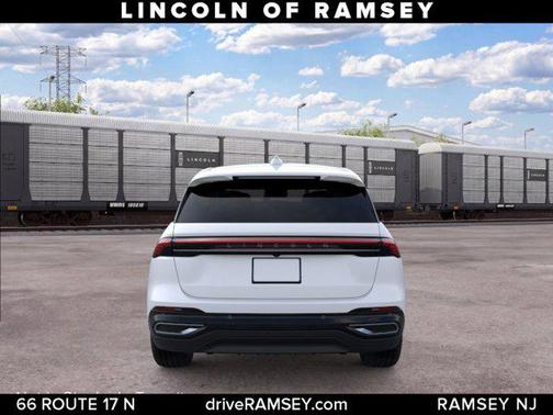 White Platinum Metallic Tri-Coat 2026 Lincoln Nautilus Premiere
