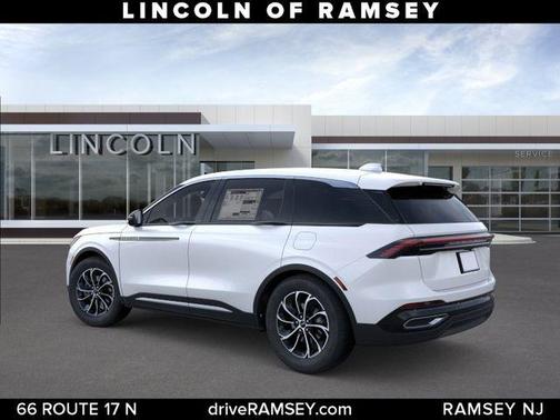 White Platinum Metallic Tri-Coat 2026 Lincoln Nautilus Premiere