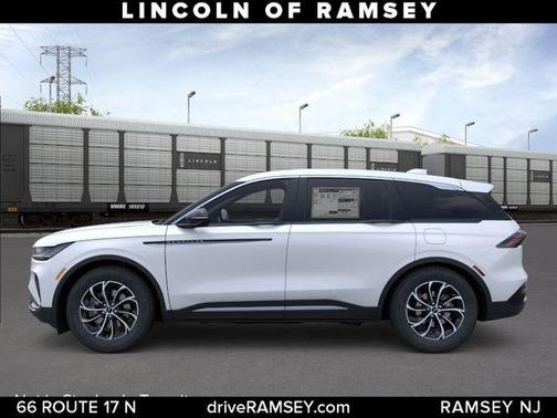 White Platinum Metallic Tri-Coat 2026 Lincoln Nautilus Premiere