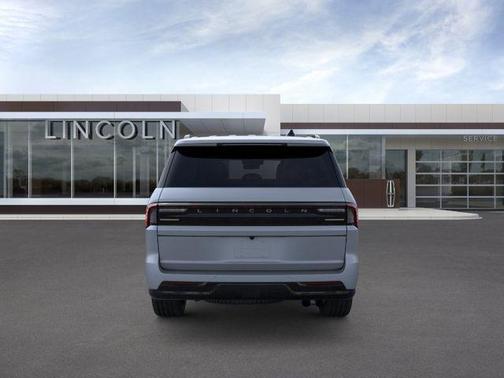 GRAY MIST METALLIC TRI-COAT 2026 Lincoln Navigator Reserve
