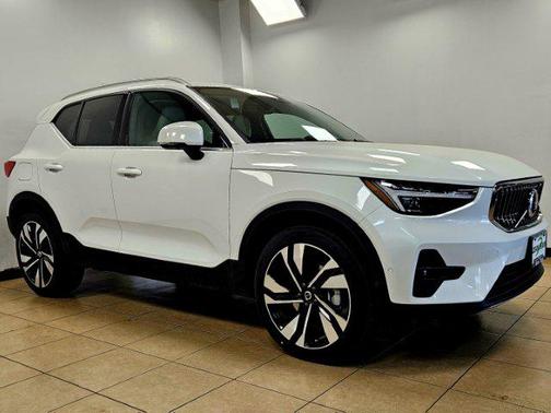 2025 Volvo XC40 B5 Ultra Bright Theme