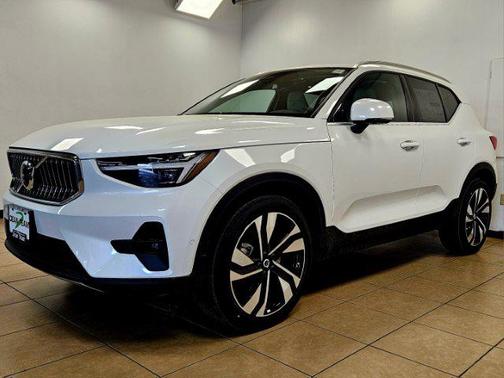 2025 Volvo XC40 B5 Ultra Bright Theme
