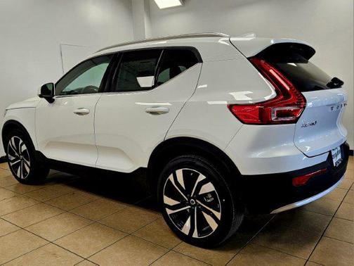 2025 Volvo XC40 B5 Ultra Bright Theme