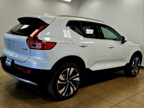 2025 Volvo XC40 B5 Ultra Bright Theme