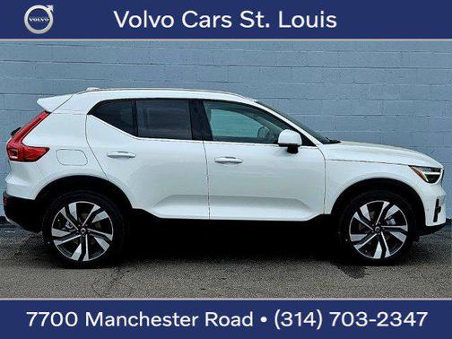 2025 Volvo XC40 B5 Ultra Bright Theme