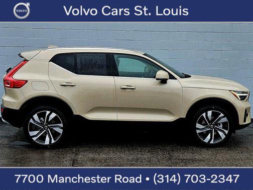 2025 Volvo XC40 B5 Ultra Bright Theme
