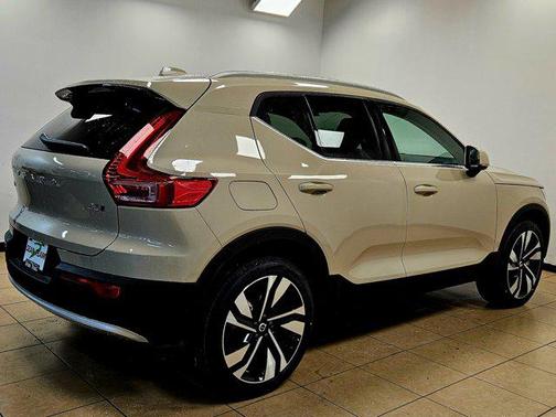 2025 Volvo XC40 B5 Ultra Bright Theme