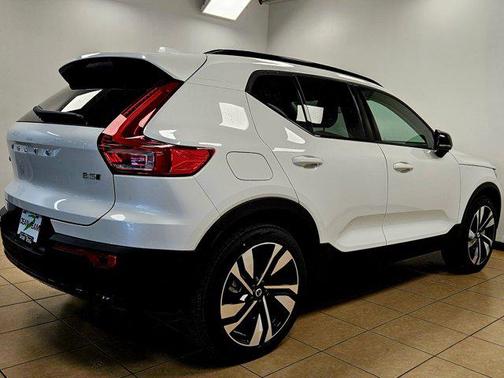 2025 Volvo XC40 B5 Ultra Dark Theme