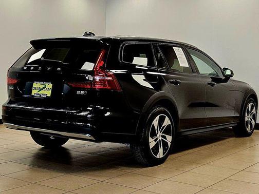 2024 Volvo V60 Cross Country B5 Plus