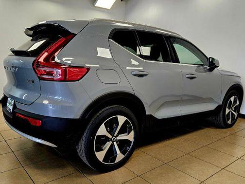 2025 Volvo XC40 B5 Core Bright Theme