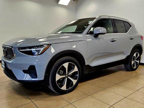 2025 Volvo XC40 B5 Core Bright Theme