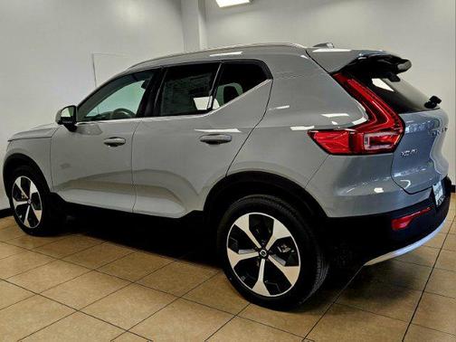 2025 Volvo XC40 B5 Core Bright Theme