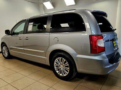 2016 Chrysler Town & Country Touring-L