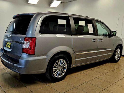 2016 Chrysler Town & Country Touring-L