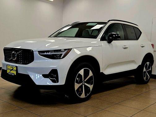 2026 Volvo XC40 B4 Plus