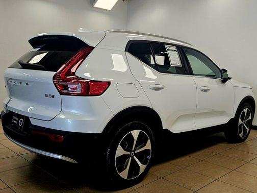 2025 Volvo XC40 B5 Plus Bright Theme