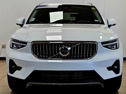 2025 Volvo XC40 B5 Plus Bright Theme