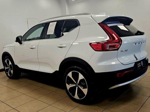 2025 Volvo XC40 B5 Plus Bright Theme