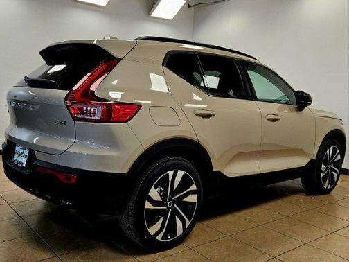 2025 Volvo XC40 B5 Ultra Dark Theme