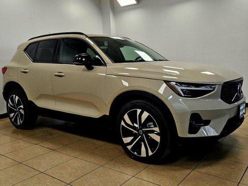 2025 Volvo XC40 B5 Ultra Dark Theme