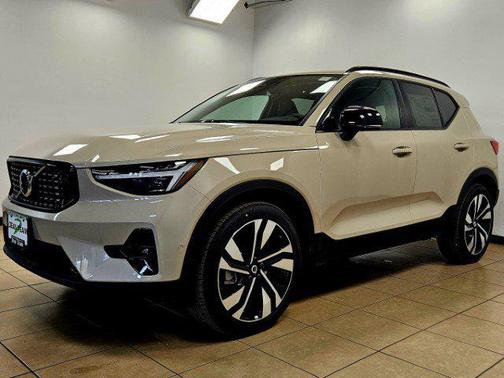 2025 Volvo XC40 B5 Ultra Dark Theme