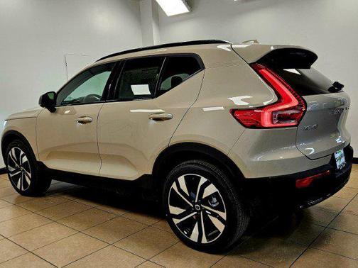 2025 Volvo XC40 B5 Ultra Dark Theme
