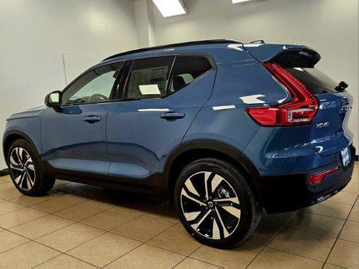 2025 Volvo XC40 B5 Ultra Dark Theme