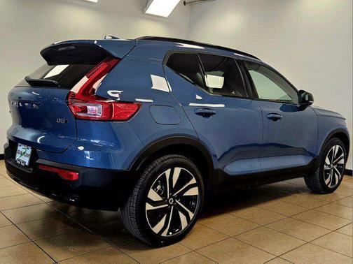 2025 Volvo XC40 B5 Ultra Dark Theme